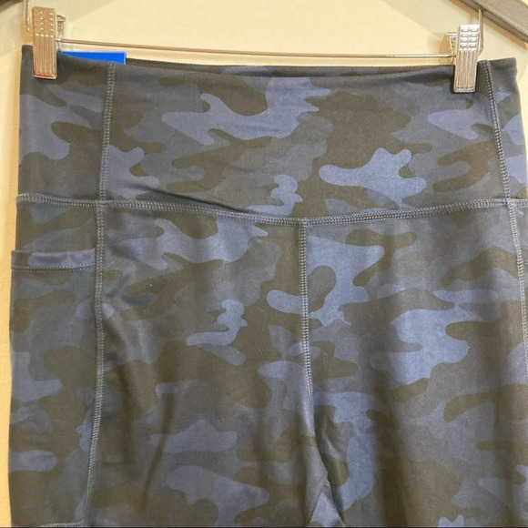 DANSKIN Sz L Brushed Leggings Super Soft Camo Pattern Pockets NWT - Picture 4 of 10